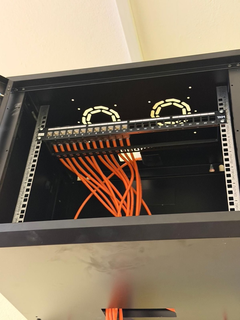 UTP kabeláž zapojená do patch panelu